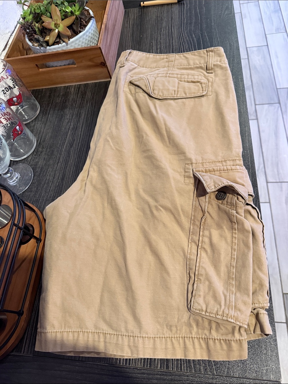 Old Navy Men’s Cargo Shorts in Tan Brown - Picture 4 of 7